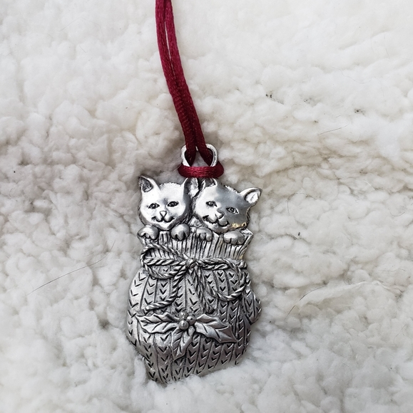 Y2K Signed Seagull Pewter Christmas Tree Decoration of Two Kittens in a Glove - Picture 3 of 5